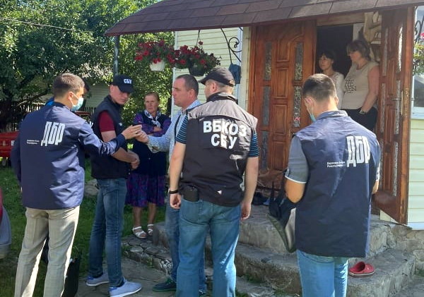 Поліцейського з Верховини взяли на хабарі - допомагав незаконно перевезти  ведмедя | Курс