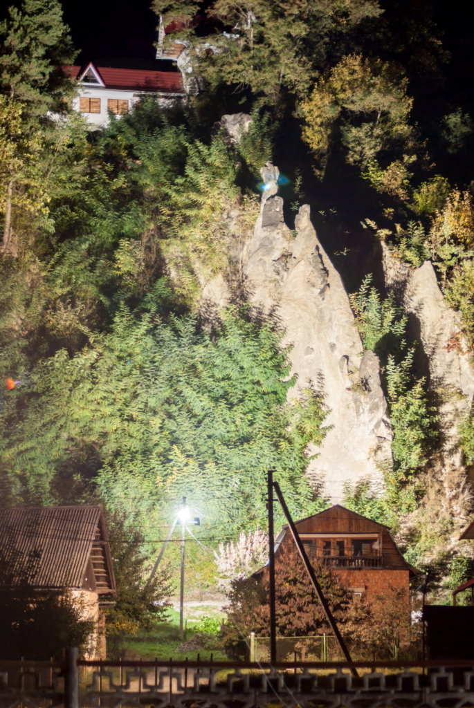 У Косові підсвітили скелі на міській горі