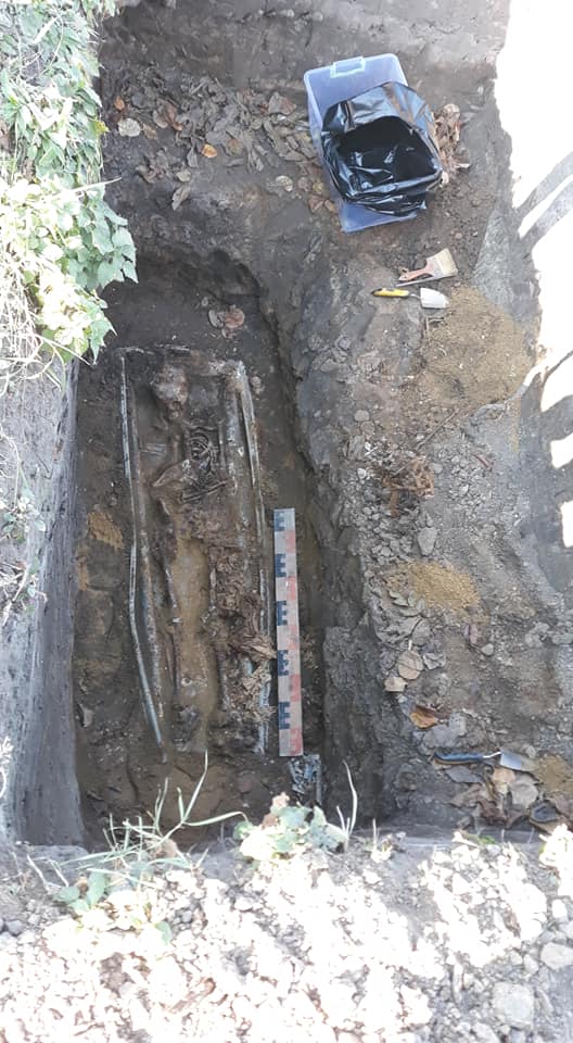 На Прикарпатті біля церкви знайшли поховання жінки 1880-х років 2
