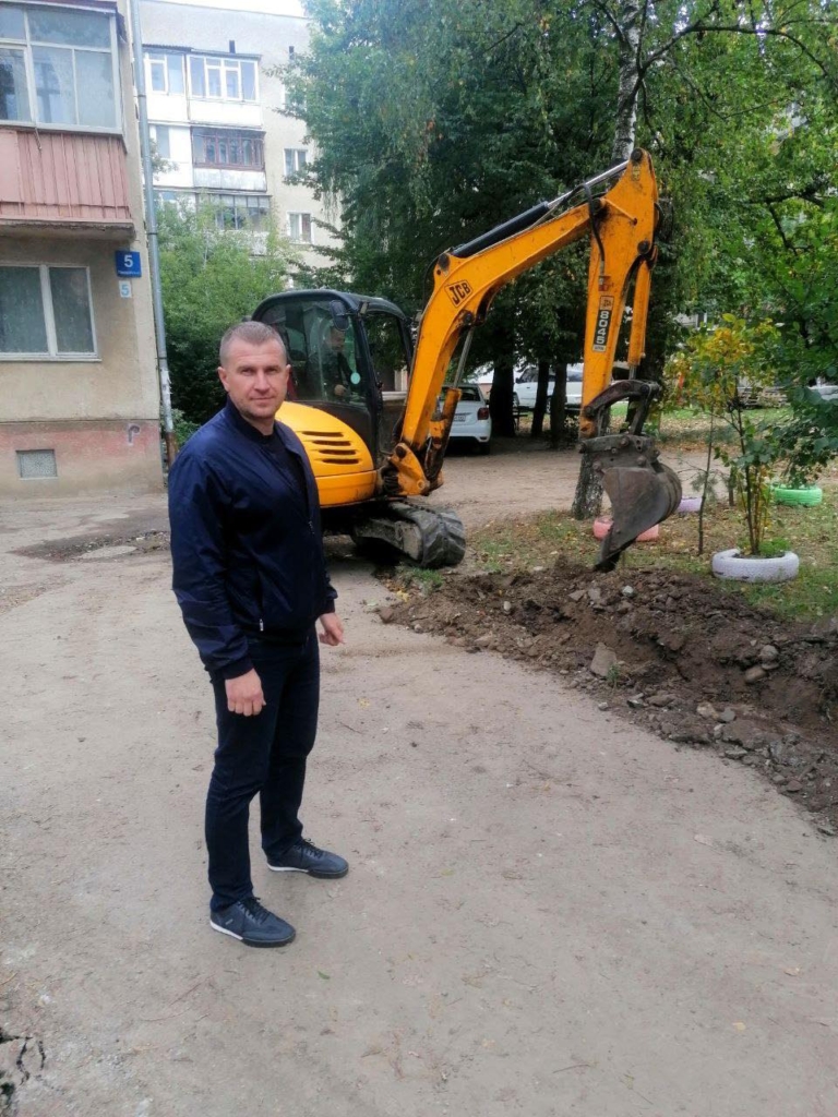 У Франківську завершили реконструкцію великого двору в районі вулиць Петлюри - Гвардійська 1