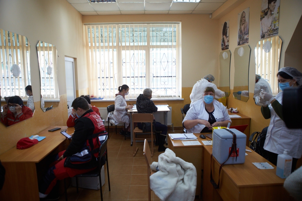 Чотири бригади, чотири вакцини: у Франківську почали щепити від COVID-19 на стадіоні "Рух" 1
