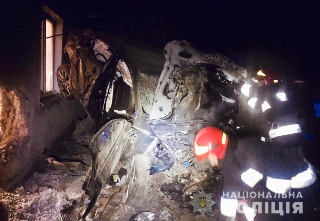 У Бурштинській громаді водійка на "Mаzda" врізалася у будинок - загинув пасажир 1