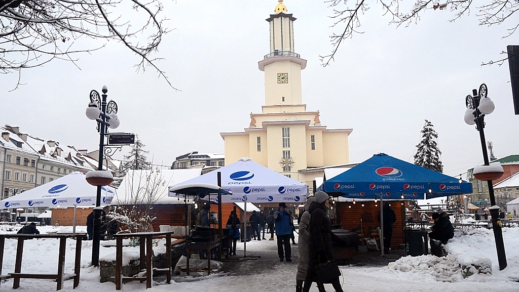 ярмарок біля ратуші в Івано-Франківську