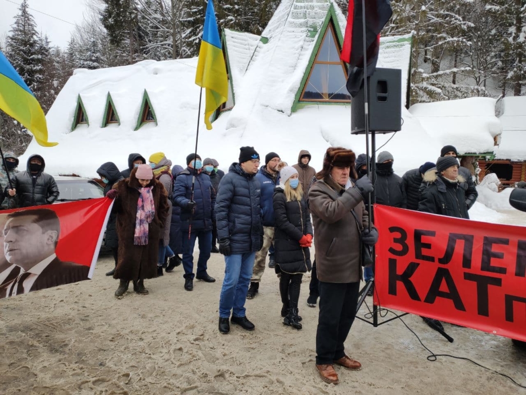 "Ні політичним репресіям!" Кілька сотень людей у Гуті пікетували Зеленського 2