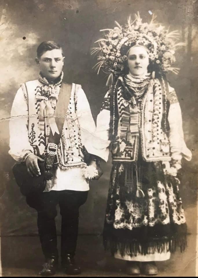Фото з різницею в століття: прикарпатський кушнір показав реставрований весільний стрій 1