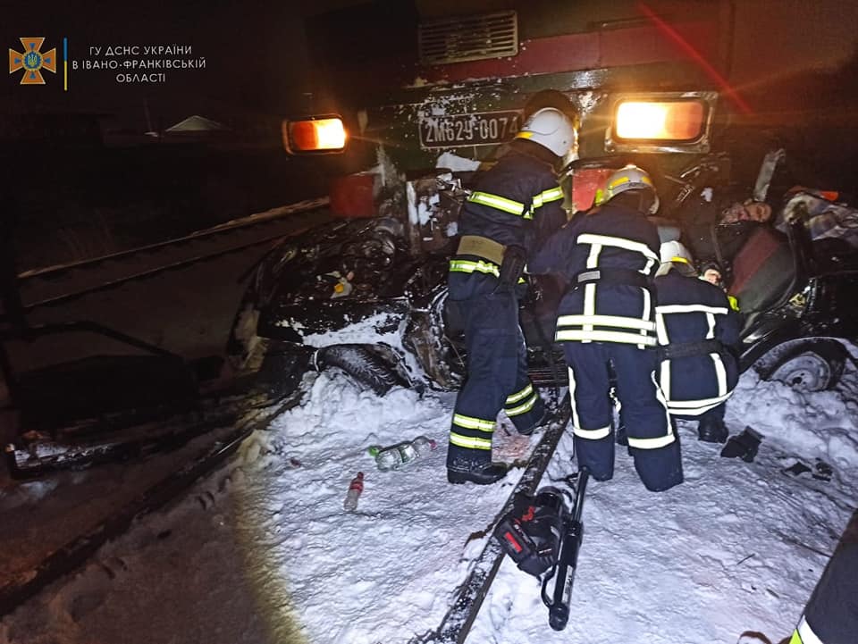 Біля Франківська потяг розтрощив автомобіль - двоє людей загинули 1