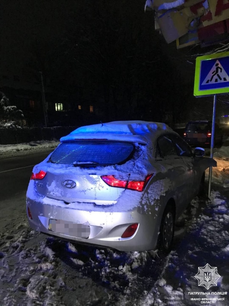 У Франківську п’яний чоловік на краденому авто в’їхав у дорожній знак 1