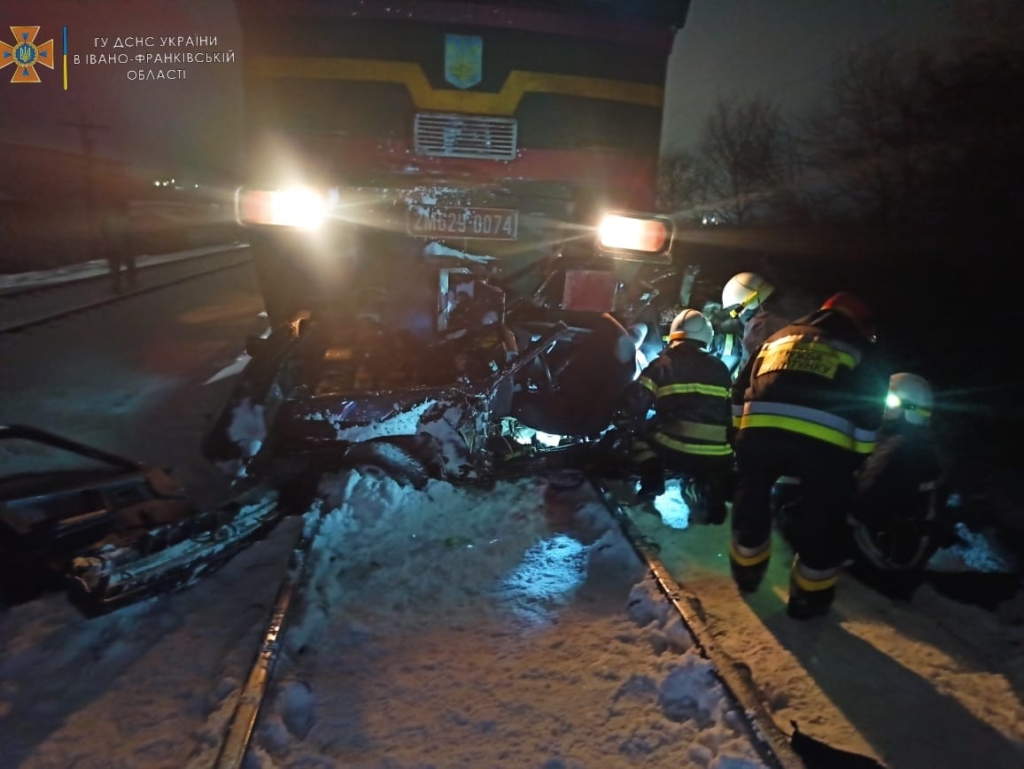 Біля Франківська потяг розтрощив автомобіль - двоє людей загинули 2