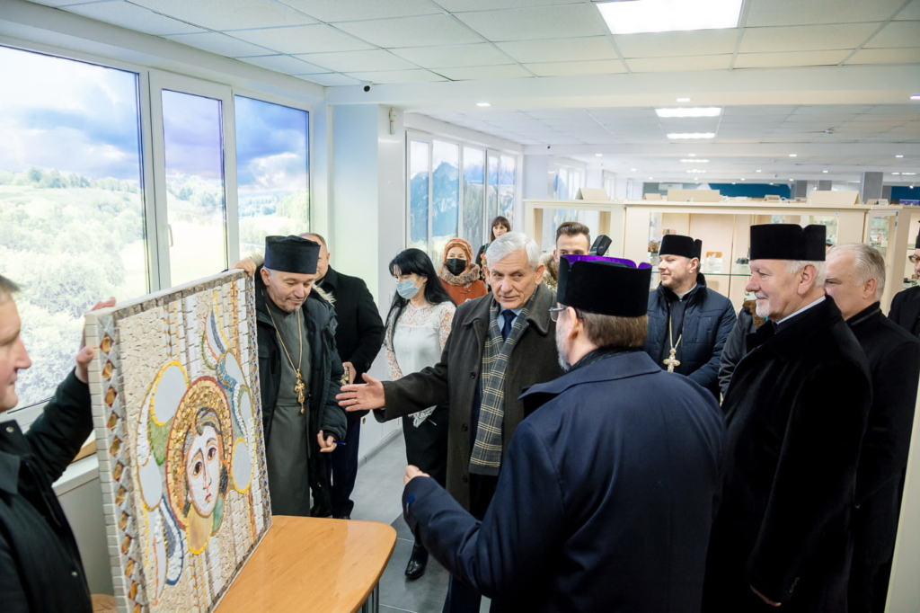 Блаженніший Святослав подарував Музею геології рідкісну мозаїку Херувима
