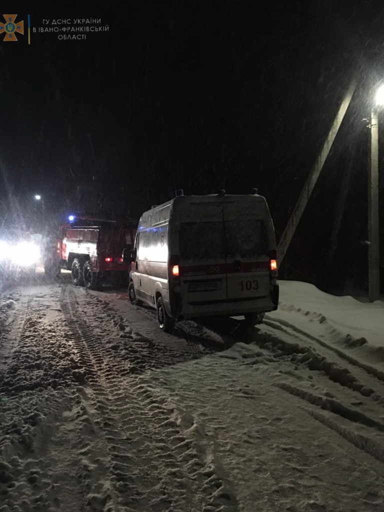 Рятувальники витягнули швидку допомогу із снігу