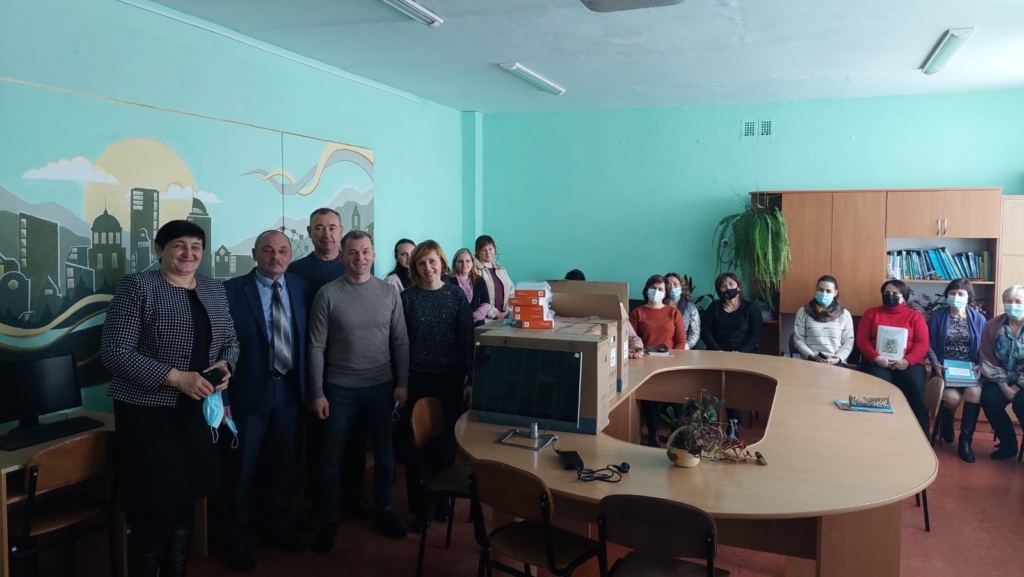 Депутати облради від "Європейської Солідарності" передали школам комп’ютери 2