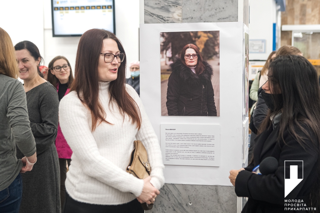 Франківців запрошують на виставку Портрет мами