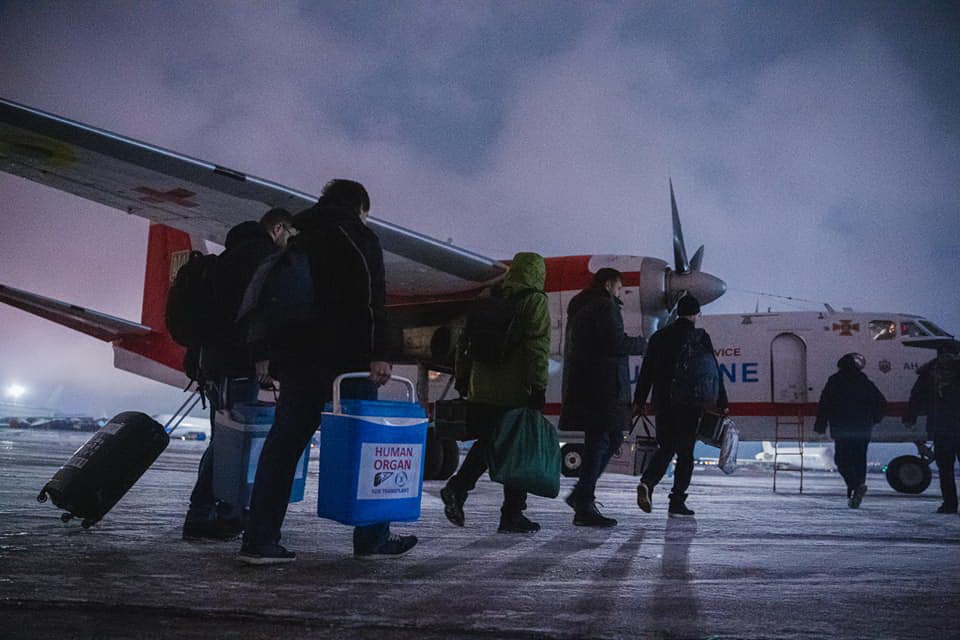 літак ДСНС з лікарями і донорськими органми полетів до столиці