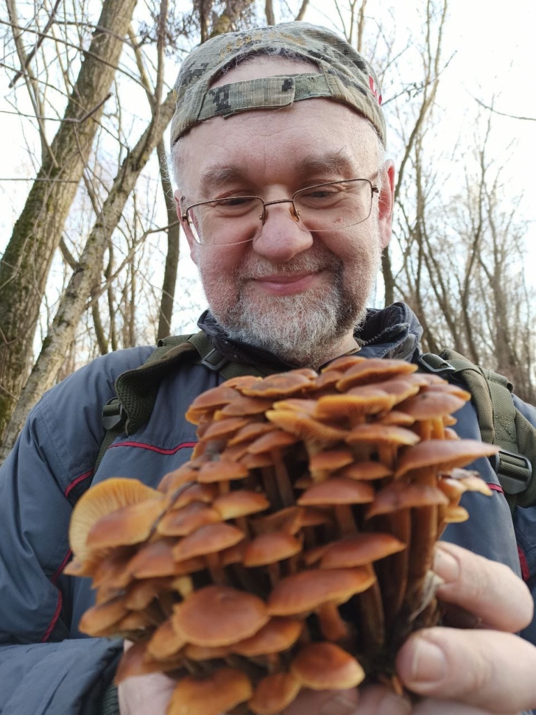 Франківський письменник відкрив грибний сезон у січні – збирає зимові опеньки 1