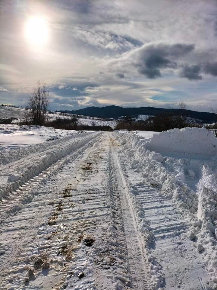 Дорожники розчищають заметені снігом дороги 1