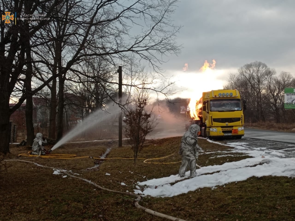 На трасі Івано-Франківськ - Долина горить газовоз 2