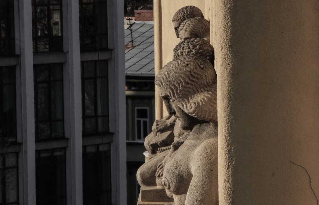 скульптури Антоняка - Станіславів, будинок Гаусвальда