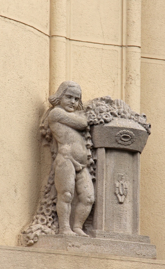 скульптури Антоняка на будинку Гаусвальда в Станіславові