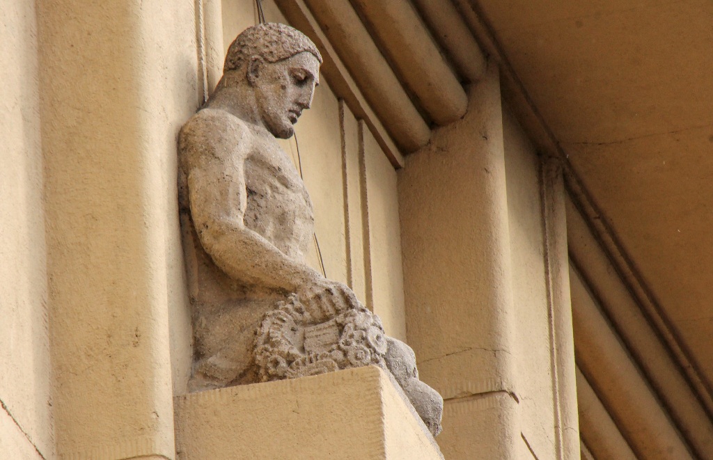 скульптури Антоняка - фасад будинку Гаусвальда