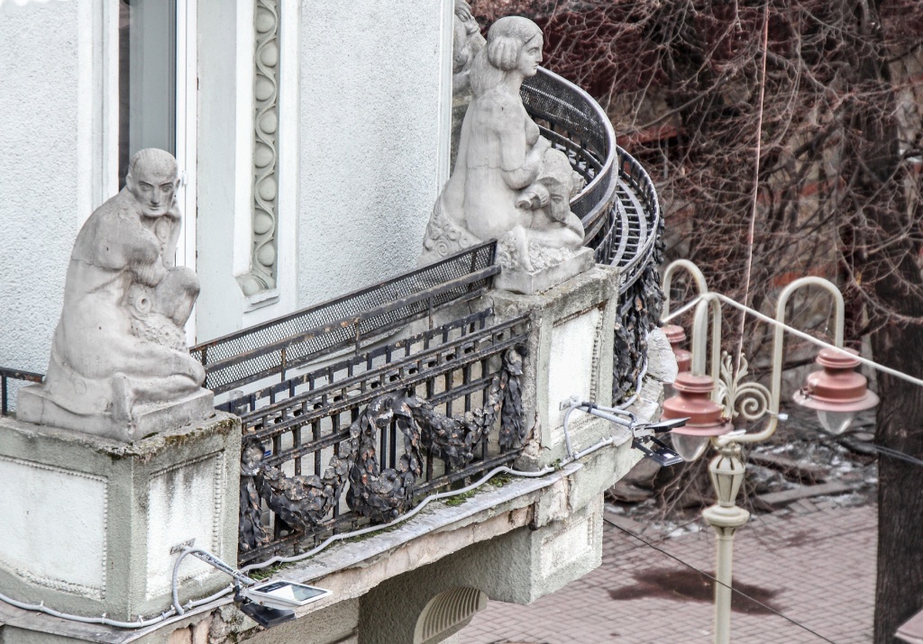 скульптури Антоняка на фасаді будинку Хованця на Стометрівці