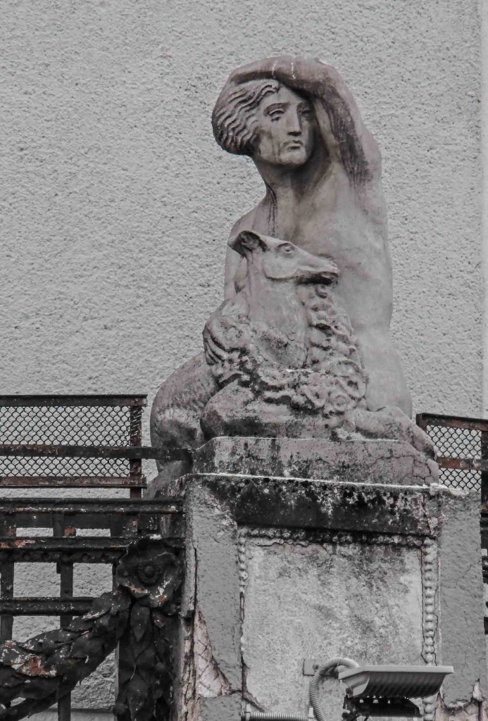 скульптури Антоняка - будинок Хованця на Незалежності