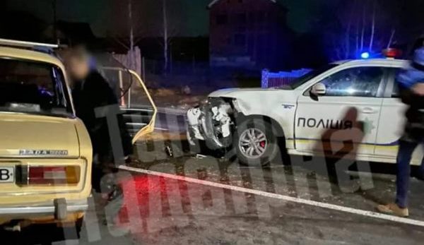 На Надвірнянщині поліцейський автомобіль вдарив легковик - дитина в лікарні 1