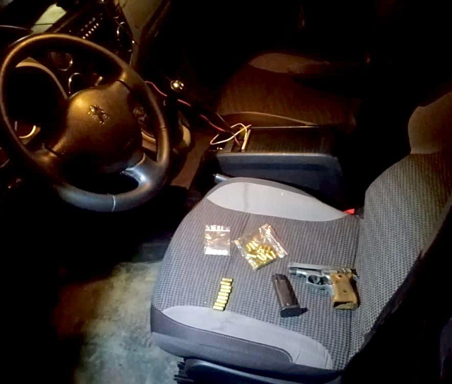 На Прикарпатті у водія Peugeot знайшли зброю і наркотики 1