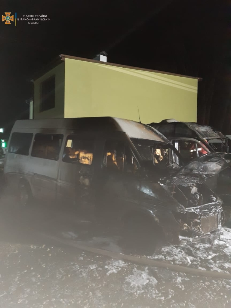 Вночі на Прикарпатті згоріли чотири мікроавтобуси "Спрінтер" та три легковики 1