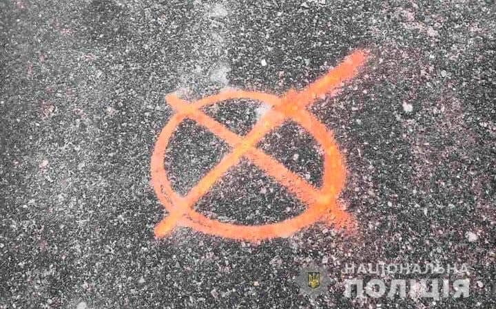 Поліція закликає інформувати про підозрілих осіб, невідомі знахідки і позначки на Прикарпатті 1