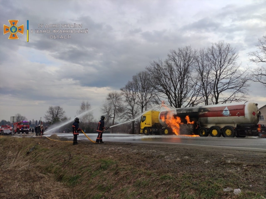 На трасі Івано-Франківськ - Долина горить газовоз 1