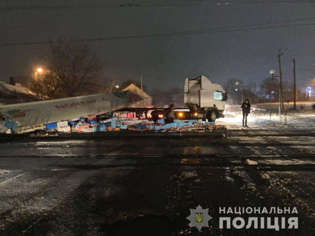 Потяг "Івано-Франківськ – Київ" зіткнувся з вантажівкою, яка протаранила шлагбаум. Машиніст у лікарні 1