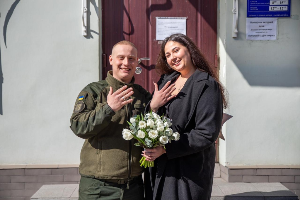 Кохання під час війни: у Франківську одружилися двоє нацгвардійців 1