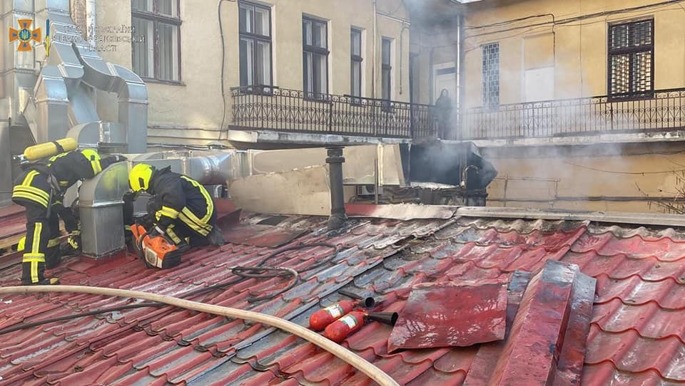 У Франківську загасили пожежу в прибудові ресторану "Десятка" 2