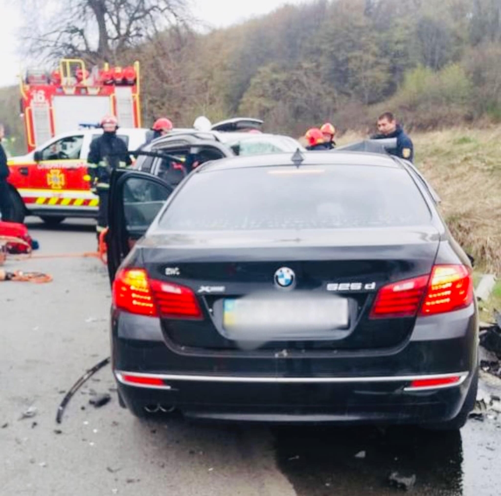 "Пежо" на зустрічній влетів у BMW - троє загиблих в ДТП на Рогатинщині 2