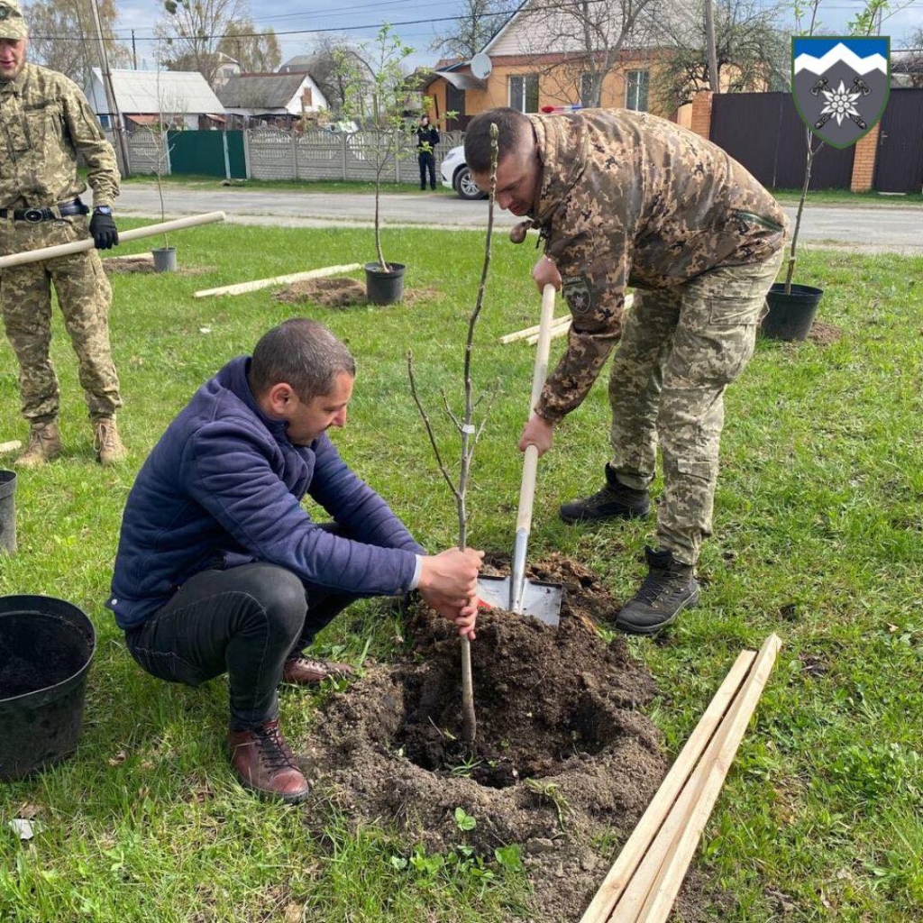 Бійці коломийської "десятки" висадили на Житомирщині дерева в пам'ять про загиблих побратимів 1