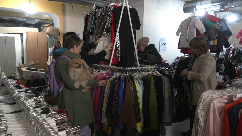 1800 переселенців упродовж місяця отримали одяг у соціальній крамниці Івано-Франківська 2