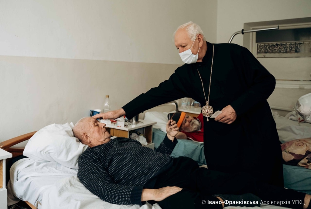 Митрополит Володимир провідав хворих з Луганщини у Лисецькій лікарні 2