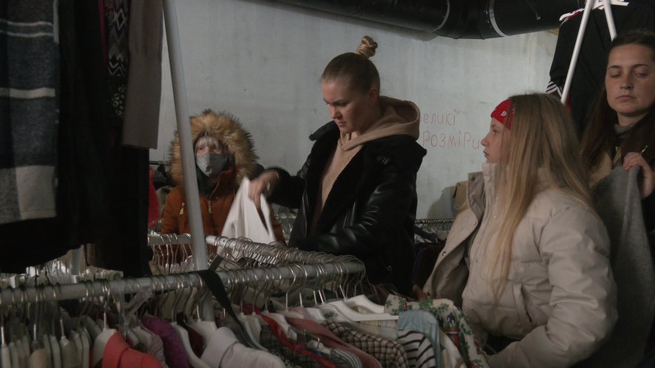 1800 переселенців упродовж місяця отримали одяг у соціальній крамниці Івано-Франківська 1