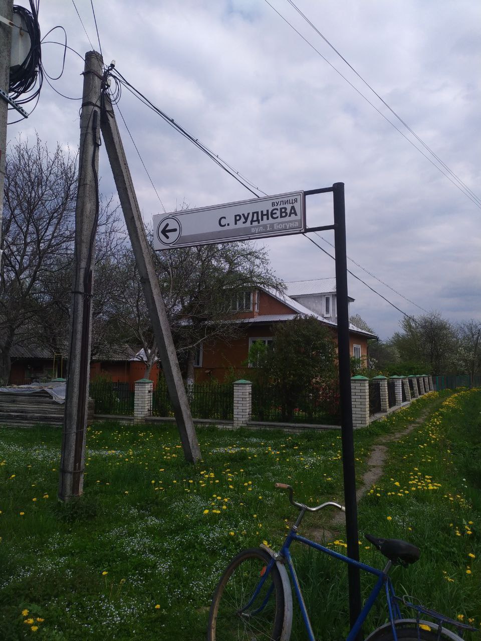 У Делятинській громаді вирішили демонтувати погруддя Руднєва і Пушкіна 1