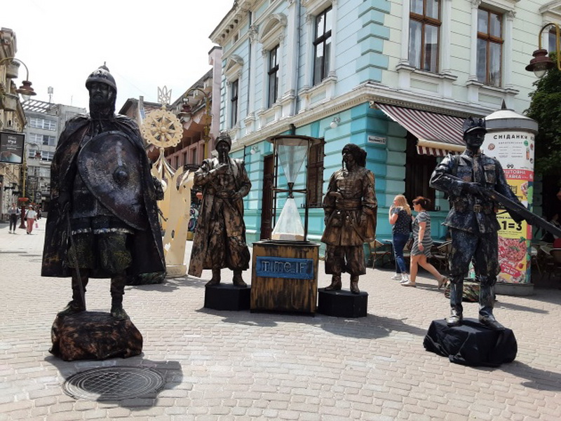 Живі скульптури: у Франківську актори показали перформанс, присвячений українським воїнам 2