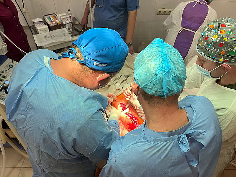 Перший добровольчий хірургічний шпиталь - оперують відомі медики