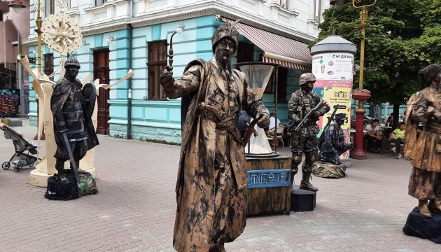 Живі скульптури: у Франківську актори показали перформанс, присвячений українським воїнам 3
