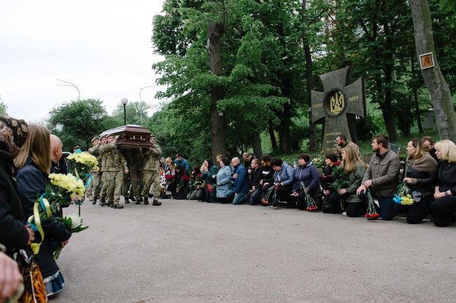 На Прикарпатті сотні людей провели в останню дорогу майданівця лейтенанта 95 бригади Дениса Антіпова 2