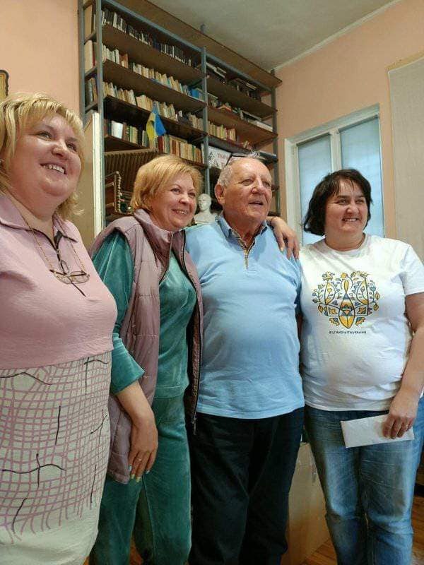 По 3000 щодня: у Калуші волонтерки крутять цигарки для захисників на війну 1