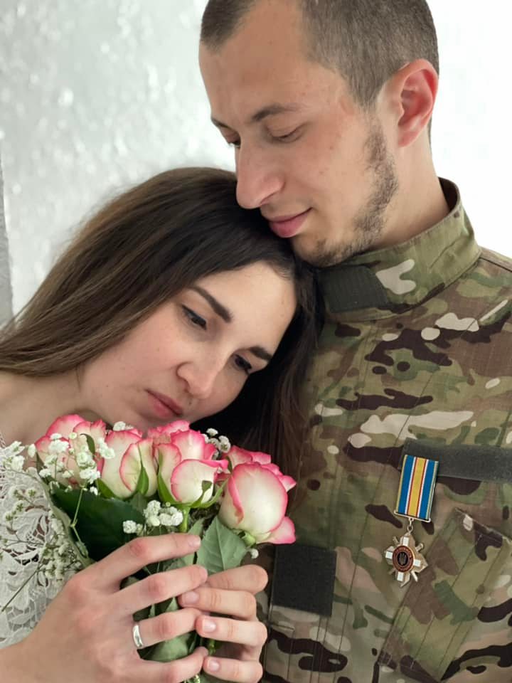 У Калуші одружився 21-річний захисник, кавалер ордена "За мужність" 2