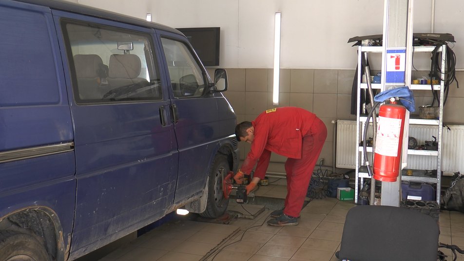 У Франківську СТО безкоштовно ремонтує автомобілі для армії 1