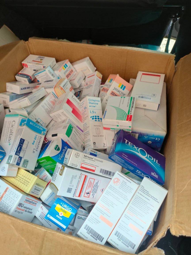 Аптечки, берці, медикаменти: волонтери у Франківську передали поліцейським чоловіка, який продавав гуманітарну допомогу 1