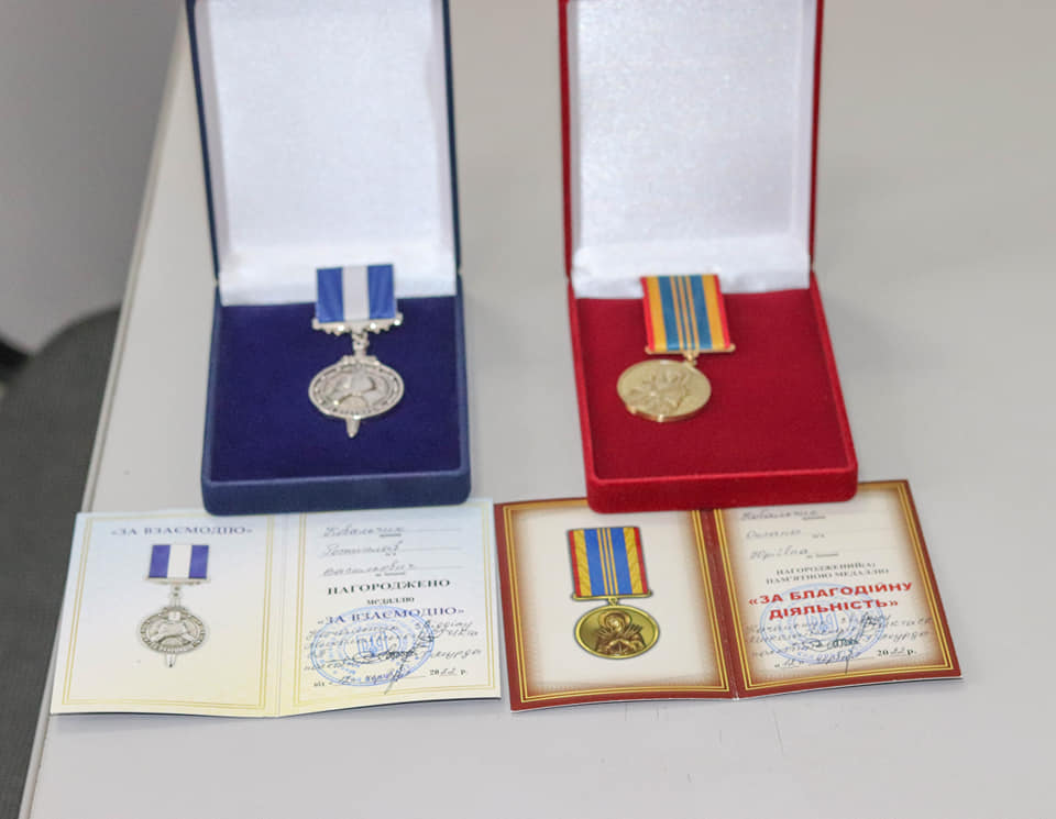 Родину волонтерів з Калуша пам'ятними медалями нагородили військові Миколаївщини 1