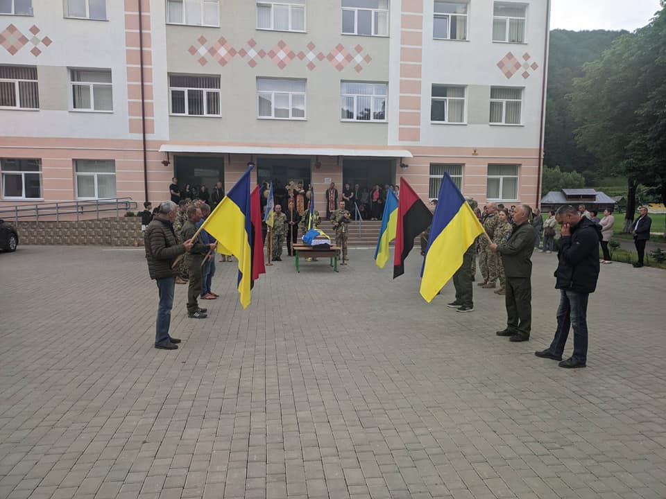 Яремчанці з прапорами і на колінах зустріли полеглих на війні Євгена Рудзинського та Миколу Вервегу 3