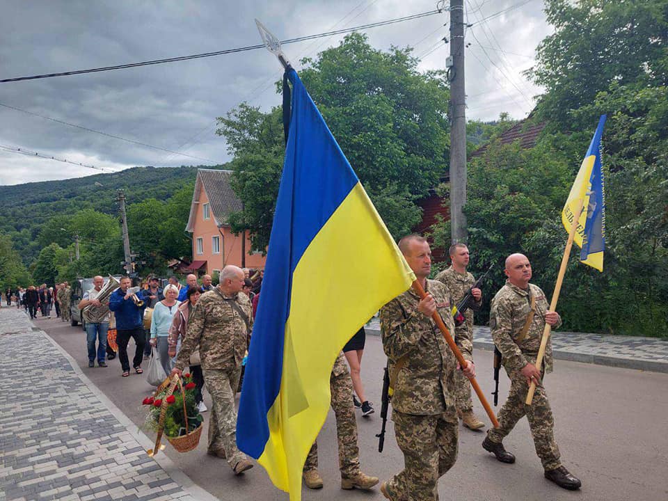 Яремчанці з прапорами і на колінах зустріли полеглих на війні Євгена Рудзинського та Миколу Вервегу 4